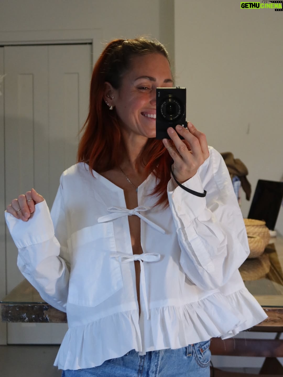 Pézie Beaudin - 4.1K Likes - Une première année de couture racontée en 20 projets 🩵

Cette année, j’ai appris à commencer.
À continuer aussi, qui est souvent la partie la plus difficile pour moi.
J’ai enfin replongé dans la couture, et contre toute attente… je ne me suis pas arrêtée 😂
 Merci d’avoir été là, de m’avoir encouragée et d’avoir suivi ce parcours avec moi Vous avez fait partie de ce projet bien plus que vous le pensez 🩵
