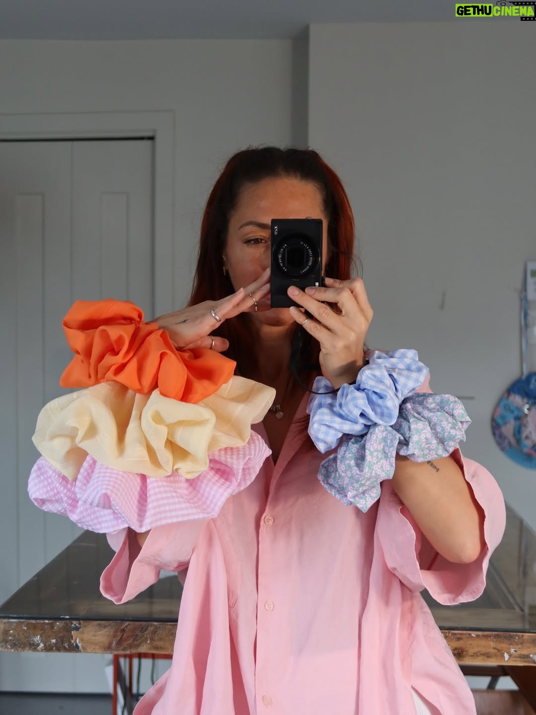 Pézie Beaudin - 4.1K Likes - Une première année de couture racontée en 20 projets 🩵

Cette année, j’ai appris à commencer.
À continuer aussi, qui est souvent la partie la plus difficile pour moi.
J’ai enfin replongé dans la couture, et contre toute attente… je ne me suis pas arrêtée 😂
 Merci d’avoir été là, de m’avoir encouragée et d’avoir suivi ce parcours avec moi Vous avez fait partie de ce projet bien plus que vous le pensez 🩵