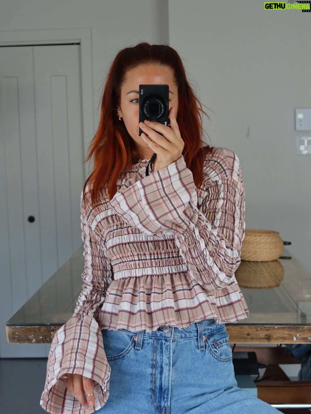 Pézie Beaudin - 4.1K Likes - Une première année de couture racontée en 20 projets 🩵

Cette année, j’ai appris à commencer.
À continuer aussi, qui est souvent la partie la plus difficile pour moi.
J’ai enfin replongé dans la couture, et contre toute attente… je ne me suis pas arrêtée 😂
 Merci d’avoir été là, de m’avoir encouragée et d’avoir suivi ce parcours avec moi Vous avez fait partie de ce projet bien plus que vous le pensez 🩵