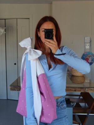 Pézie Beaudin Instagram - Une première année de couture racontée en 20 projets 🩵

Cette année, j’ai appris à commencer.
À continuer aussi, qui est souvent la partie la plus difficile pour moi.
J’ai enfin replongé dans la couture, et contre toute attente… je ne me suis pas arrêtée 😂
 Merci d’avoir été là, de m’avoir encouragée et d’avoir suivi ce parcours avec moi Vous avez fait partie de ce projet bien plus que vous le pensez 🩵