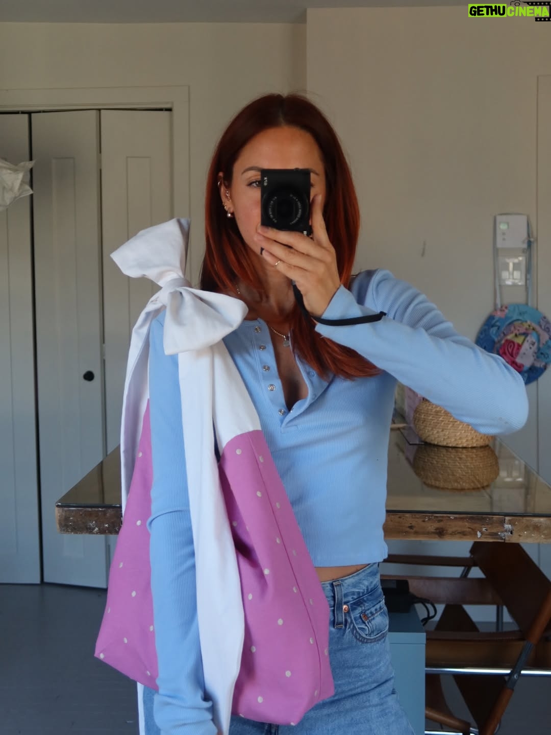 Pézie Beaudin - 4.1K Likes - Une première année de couture racontée en 20 projets 🩵

Cette année, j’ai appris à commencer.
À continuer aussi, qui est souvent la partie la plus difficile pour moi.
J’ai enfin replongé dans la couture, et contre toute attente… je ne me suis pas arrêtée 😂
 Merci d’avoir été là, de m’avoir encouragée et d’avoir suivi ce parcours avec moi Vous avez fait partie de ce projet bien plus que vous le pensez 🩵