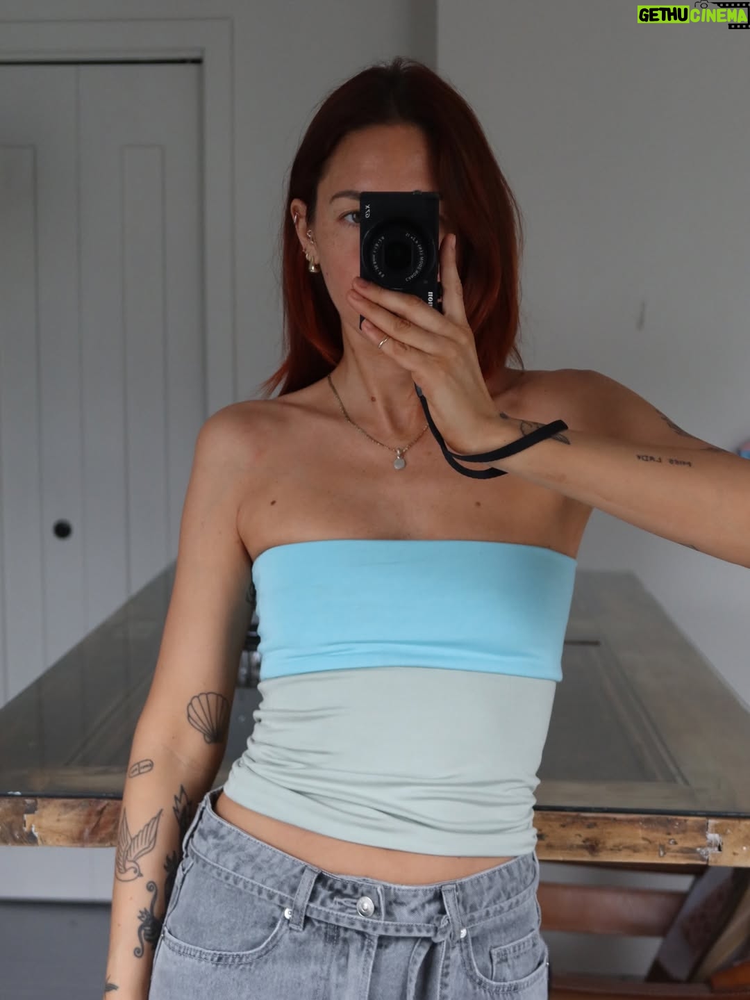 Pézie Beaudin - 4.1K Likes - Une première année de couture racontée en 20 projets 🩵

Cette année, j’ai appris à commencer.
À continuer aussi, qui est souvent la partie la plus difficile pour moi.
J’ai enfin replongé dans la couture, et contre toute attente… je ne me suis pas arrêtée 😂
 Merci d’avoir été là, de m’avoir encouragée et d’avoir suivi ce parcours avec moi Vous avez fait partie de ce projet bien plus que vous le pensez 🩵