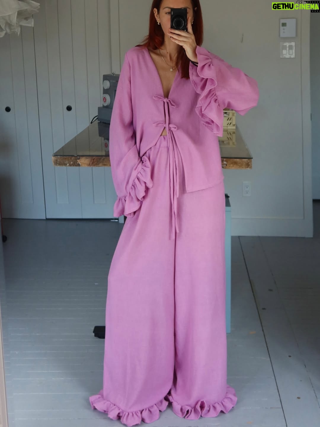 Pézie Beaudin - 4.1K Likes - Une première année de couture racontée en 20 projets 🩵

Cette année, j’ai appris à commencer.
À continuer aussi, qui est souvent la partie la plus difficile pour moi.
J’ai enfin replongé dans la couture, et contre toute attente… je ne me suis pas arrêtée 😂
 Merci d’avoir été là, de m’avoir encouragée et d’avoir suivi ce parcours avec moi Vous avez fait partie de ce projet bien plus que vous le pensez 🩵