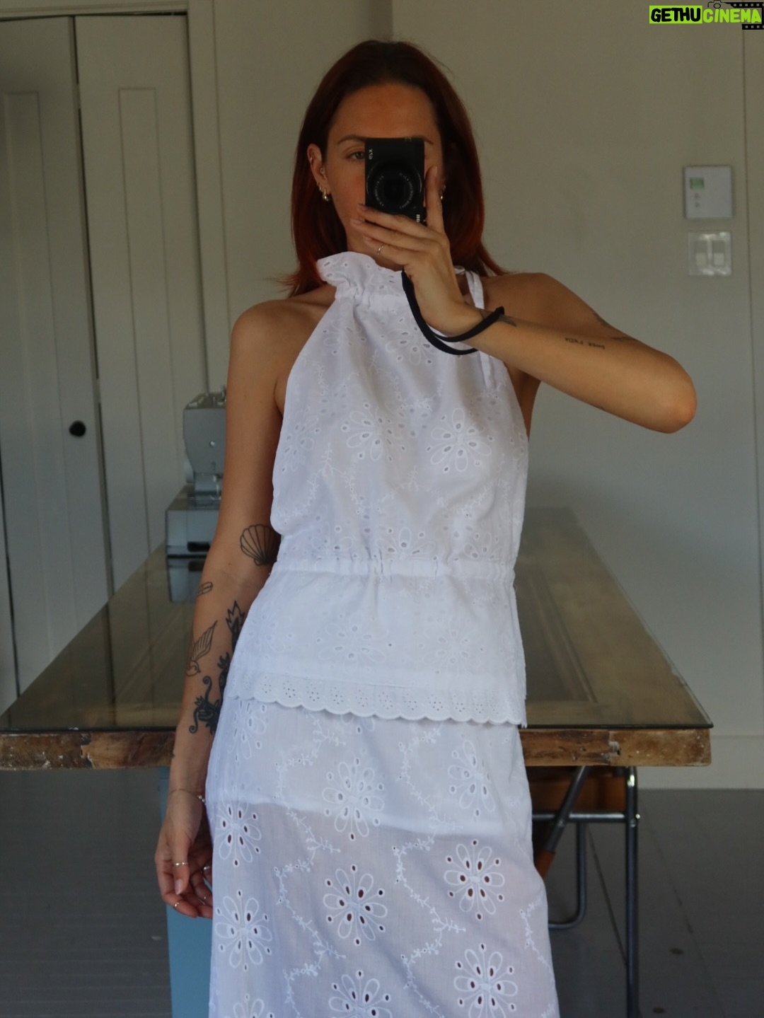 Pézie Beaudin - 4.1K Likes - Une première année de couture racontée en 20 projets 🩵

Cette année, j’ai appris à commencer.
À continuer aussi, qui est souvent la partie la plus difficile pour moi.
J’ai enfin replongé dans la couture, et contre toute attente… je ne me suis pas arrêtée 😂
 Merci d’avoir été là, de m’avoir encouragée et d’avoir suivi ce parcours avec moi Vous avez fait partie de ce projet bien plus que vous le pensez 🩵