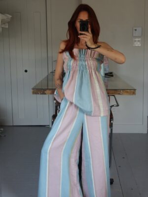 Pézie Beaudin Instagram - Une première année de couture racontée en 20 projets 🩵

Cette année, j’ai appris à commencer.
À continuer aussi, qui est souvent la partie la plus difficile pour moi.
J’ai enfin replongé dans la couture, et contre toute attente… je ne me suis pas arrêtée 😂
 Merci d’avoir été là, de m’avoir encouragée et d’avoir suivi ce parcours avec moi Vous avez fait partie de ce projet bien plus que vous le pensez 🩵