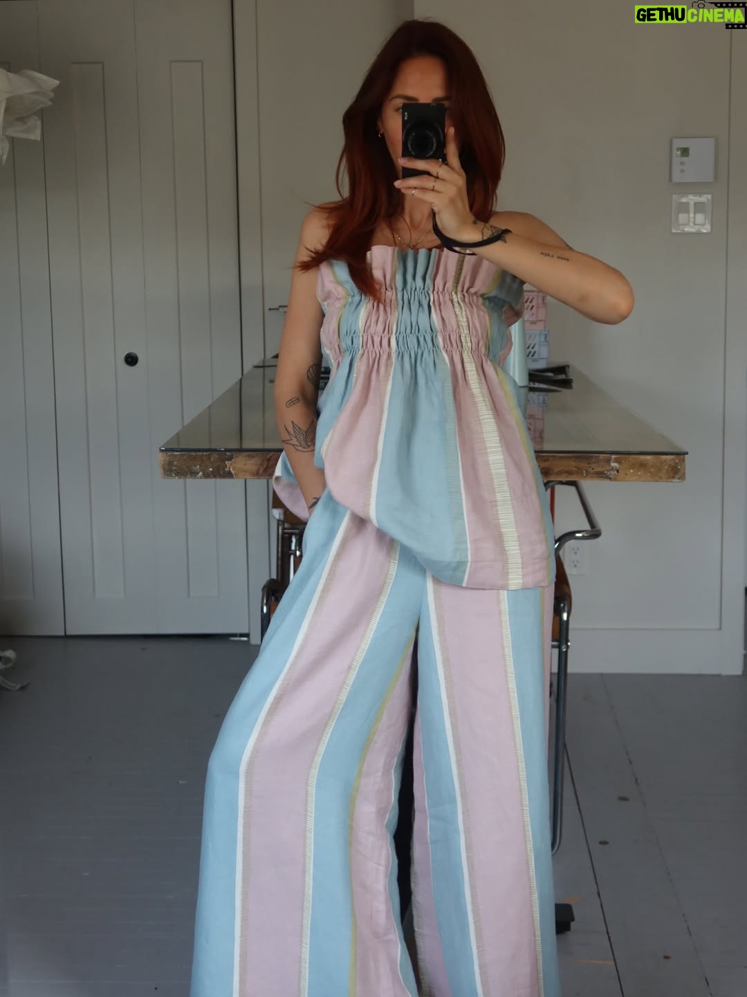 Pézie Beaudin - 4.1K Likes - Une première année de couture racontée en 20 projets 🩵

Cette année, j’ai appris à commencer.
À continuer aussi, qui est souvent la partie la plus difficile pour moi.
J’ai enfin replongé dans la couture, et contre toute attente… je ne me suis pas arrêtée 😂
 Merci d’avoir été là, de m’avoir encouragée et d’avoir suivi ce parcours avec moi Vous avez fait partie de ce projet bien plus que vous le pensez 🩵