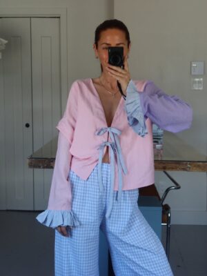 Pézie Beaudin Instagram - Une première année de couture racontée en 20 projets 🩵

Cette année, j’ai appris à commencer.
À continuer aussi, qui est souvent la partie la plus difficile pour moi.
J’ai enfin replongé dans la couture, et contre toute attente… je ne me suis pas arrêtée 😂
 Merci d’avoir été là, de m’avoir encouragée et d’avoir suivi ce parcours avec moi Vous avez fait partie de ce projet bien plus que vous le pensez 🩵