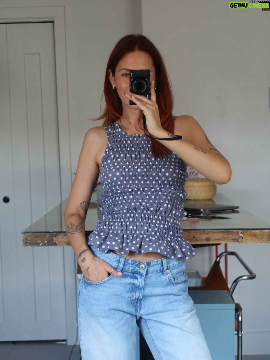 Pézie Beaudin - 4.1K Likes - Une première année de couture racontée en 20 projets 🩵

Cette année, j’ai appris à commencer.
À continuer aussi, qui est souvent la partie la plus difficile pour moi.
J’ai enfin replongé dans la couture, et contre toute attente… je ne me suis pas arrêtée 😂
 Merci d’avoir été là, de m’avoir encouragée et d’avoir suivi ce parcours avec moi Vous avez fait partie de ce projet bien plus que vous le pensez 🩵