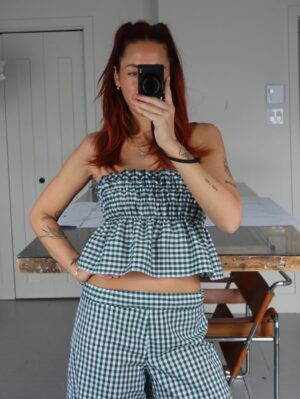 Pézie Beaudin Instagram - Une première année de couture racontée en 20 projets 🩵

Cette année, j’ai appris à commencer.
À continuer aussi, qui est souvent la partie la plus difficile pour moi.
J’ai enfin replongé dans la couture, et contre toute attente… je ne me suis pas arrêtée 😂
 Merci d’avoir été là, de m’avoir encouragée et d’avoir suivi ce parcours avec moi Vous avez fait partie de ce projet bien plus que vous le pensez 🩵
