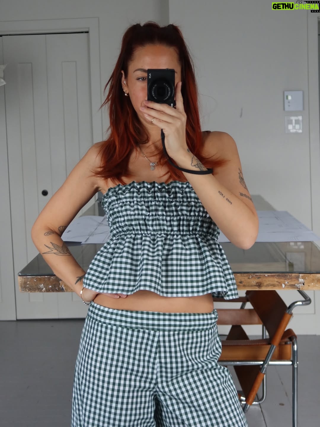 Pézie Beaudin - 4.1K Likes - Une première année de couture racontée en 20 projets 🩵

Cette année, j’ai appris à commencer.
À continuer aussi, qui est souvent la partie la plus difficile pour moi.
J’ai enfin replongé dans la couture, et contre toute attente… je ne me suis pas arrêtée 😂
 Merci d’avoir été là, de m’avoir encouragée et d’avoir suivi ce parcours avec moi Vous avez fait partie de ce projet bien plus que vous le pensez 🩵