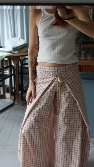 Pézie Beaudin Instagram - j'essaie de faire les pantalons de @thelonedaffodil 🌸🩵