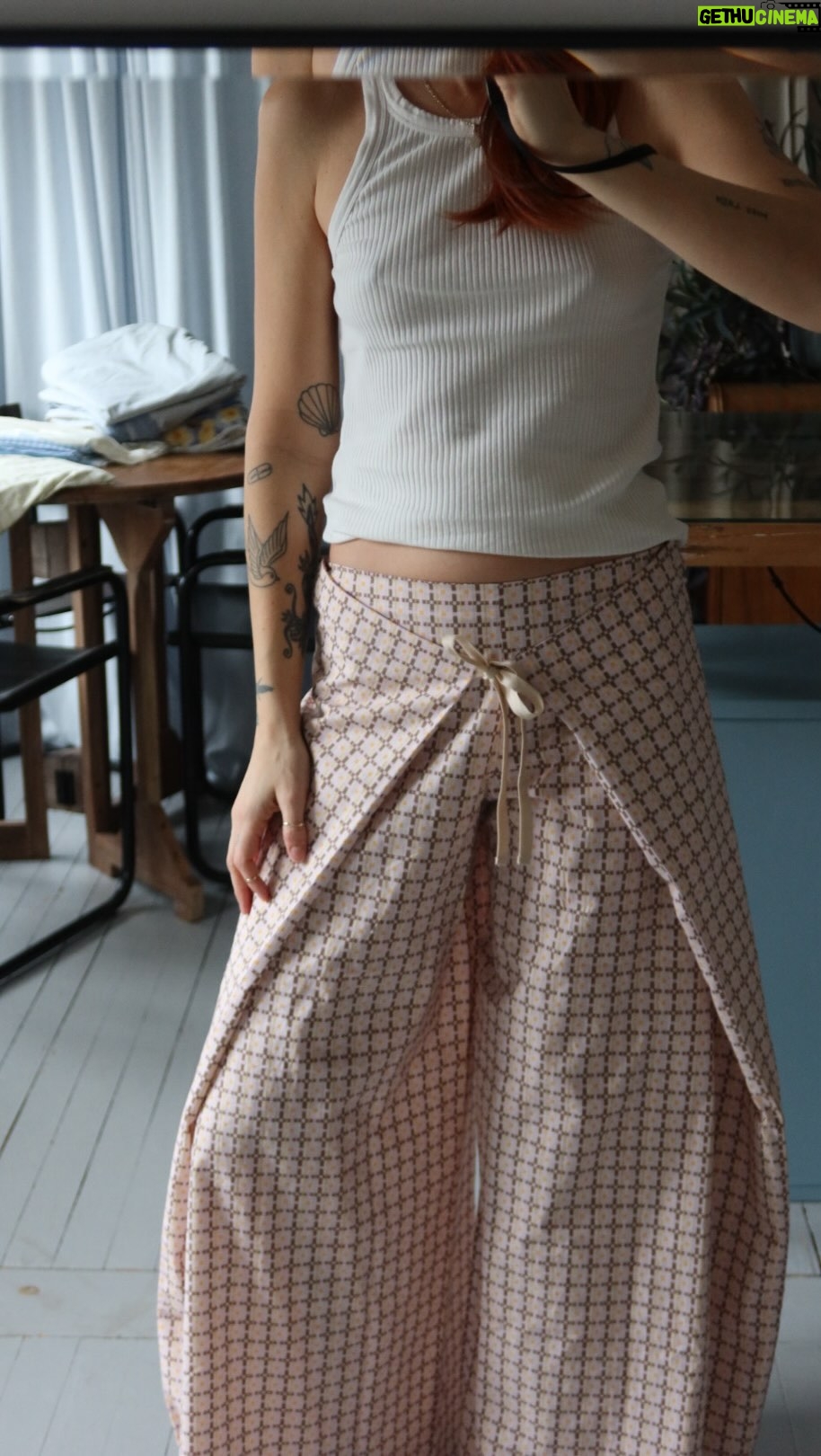 Pézie Beaudin - 1K Likes - j'essaie de faire les pantalons de @thelonedaffodil 🌸🩵