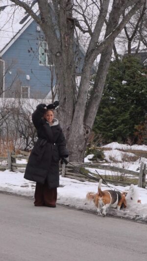 Pézie Beaudin Instagram - Entre Québec et Montréal, mes semaines sont bien remplies… mais j’aime avoir l’énergie de profiter de tout ce que j’aime 

Mes Halls Vitamine C & D m’accompagnent pour m'assurer qu'un rhume ne s'ajoute pas à l'horaire. 

Les vitamines C et D aident à soutenir mon système immunitaire, ce qui peut aider à prévenir un rhume. 

#Pub