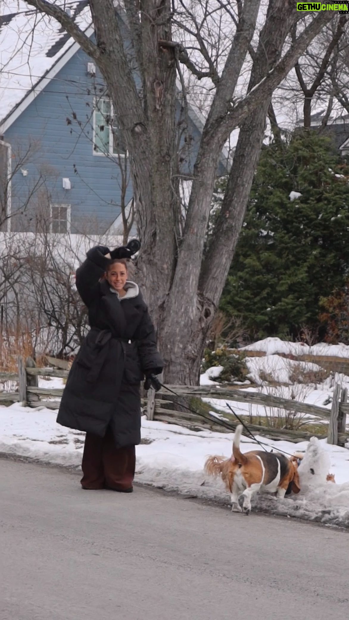 Pézie Beaudin - 346 Likes - Entre Québec et Montréal, mes semaines sont bien remplies… mais j’aime avoir l’énergie de profiter de tout ce que j’aime 

Mes Halls Vitamine C & D m’accompagnent pour m'assurer qu'un rhume ne s'ajoute pas à l'horaire. 

Les vitamines C et D aident à soutenir mon système immunitaire, ce qui peut aider à prévenir un rhume. 

#Pub