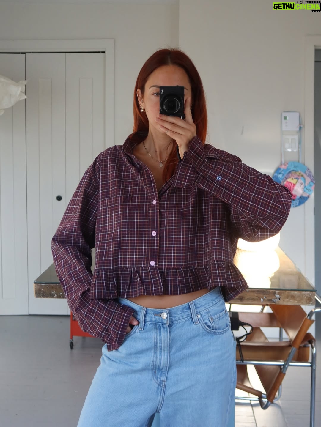 Pézie Beaudin - 4.1K Likes - Une première année de couture racontée en 20 projets 🩵

Cette année, j’ai appris à commencer.
À continuer aussi, qui est souvent la partie la plus difficile pour moi.
J’ai enfin replongé dans la couture, et contre toute attente… je ne me suis pas arrêtée 😂
 Merci d’avoir été là, de m’avoir encouragée et d’avoir suivi ce parcours avec moi Vous avez fait partie de ce projet bien plus que vous le pensez 🩵
