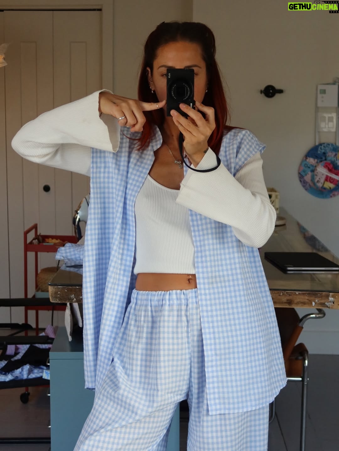 Pézie Beaudin - 4.1K Likes - Une première année de couture racontée en 20 projets 🩵

Cette année, j’ai appris à commencer.
À continuer aussi, qui est souvent la partie la plus difficile pour moi.
J’ai enfin replongé dans la couture, et contre toute attente… je ne me suis pas arrêtée 😂
 Merci d’avoir été là, de m’avoir encouragée et d’avoir suivi ce parcours avec moi Vous avez fait partie de ce projet bien plus que vous le pensez 🩵