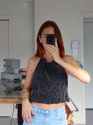 Pézie Beaudin Instagram - Une première année de couture racontée en 20 projets 🩵

Cette année, j’ai appris à commencer.
À continuer aussi, qui est souvent la partie la plus difficile pour moi.
J’ai enfin replongé dans la couture, et contre toute attente… je ne me suis pas arrêtée 😂
 Merci d’avoir été là, de m’avoir encouragée et d’avoir suivi ce parcours avec moi Vous avez fait partie de ce projet bien plus que vous le pensez 🩵