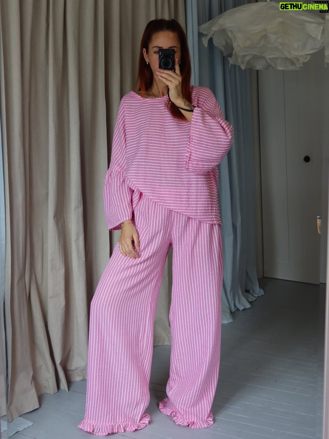 Pézie Beaudin - 4.1K Likes - Une première année de couture racontée en 20 projets 🩵

Cette année, j’ai appris à commencer.
À continuer aussi, qui est souvent la partie la plus difficile pour moi.
J’ai enfin replongé dans la couture, et contre toute attente… je ne me suis pas arrêtée 😂
 Merci d’avoir été là, de m’avoir encouragée et d’avoir suivi ce parcours avec moi Vous avez fait partie de ce projet bien plus que vous le pensez 🩵