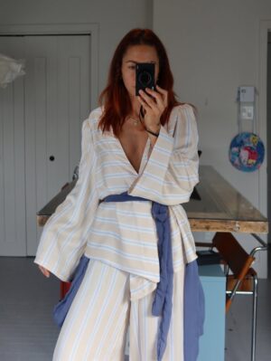 Pézie Beaudin Instagram - Une première année de couture racontée en 20 projets 🩵

Cette année, j’ai appris à commencer.
À continuer aussi, qui est souvent la partie la plus difficile pour moi.
J’ai enfin replongé dans la couture, et contre toute attente… je ne me suis pas arrêtée 😂
 Merci d’avoir été là, de m’avoir encouragée et d’avoir suivi ce parcours avec moi Vous avez fait partie de ce projet bien plus que vous le pensez 🩵