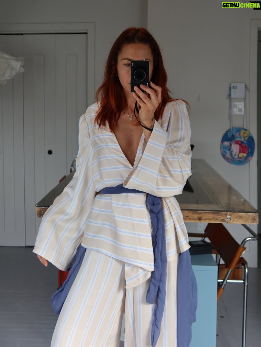 Pézie Beaudin - 4.1K Likes - Une première année de couture racontée en 20 projets 🩵

Cette année, j’ai appris à commencer.
À continuer aussi, qui est souvent la partie la plus difficile pour moi.
J’ai enfin replongé dans la couture, et contre toute attente… je ne me suis pas arrêtée 😂
 Merci d’avoir été là, de m’avoir encouragée et d’avoir suivi ce parcours avec moi Vous avez fait partie de ce projet bien plus que vous le pensez 🩵