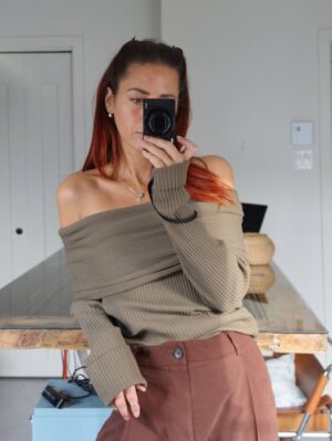 Pézie Beaudin Instagram - Une première année de couture racontée en 20 projets 🩵

Cette année, j’ai appris à commencer.
À continuer aussi, qui est souvent la partie la plus difficile pour moi.
J’ai enfin replongé dans la couture, et contre toute attente… je ne me suis pas arrêtée 😂
 Merci d’avoir été là, de m’avoir encouragée et d’avoir suivi ce parcours avec moi Vous avez fait partie de ce projet bien plus que vous le pensez 🩵