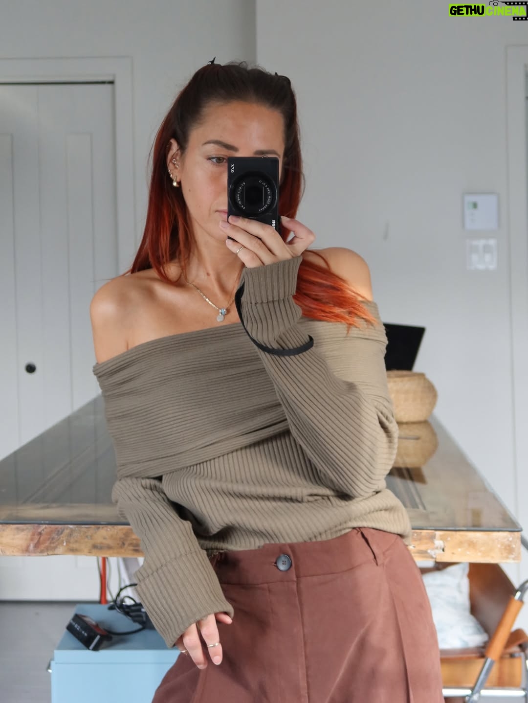 Pézie Beaudin - 4.1K Likes - Une première année de couture racontée en 20 projets 🩵

Cette année, j’ai appris à commencer.
À continuer aussi, qui est souvent la partie la plus difficile pour moi.
J’ai enfin replongé dans la couture, et contre toute attente… je ne me suis pas arrêtée 😂
 Merci d’avoir été là, de m’avoir encouragée et d’avoir suivi ce parcours avec moi Vous avez fait partie de ce projet bien plus que vous le pensez 🩵