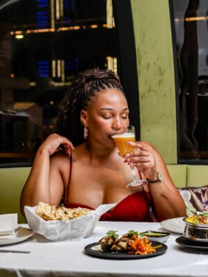 Phindile Gwala Instagram - What is Dubai without dinning at The Pods? Kumnandi konke ukudla engikudle kulelizwe😋😋
📸 @joey_snaps12
