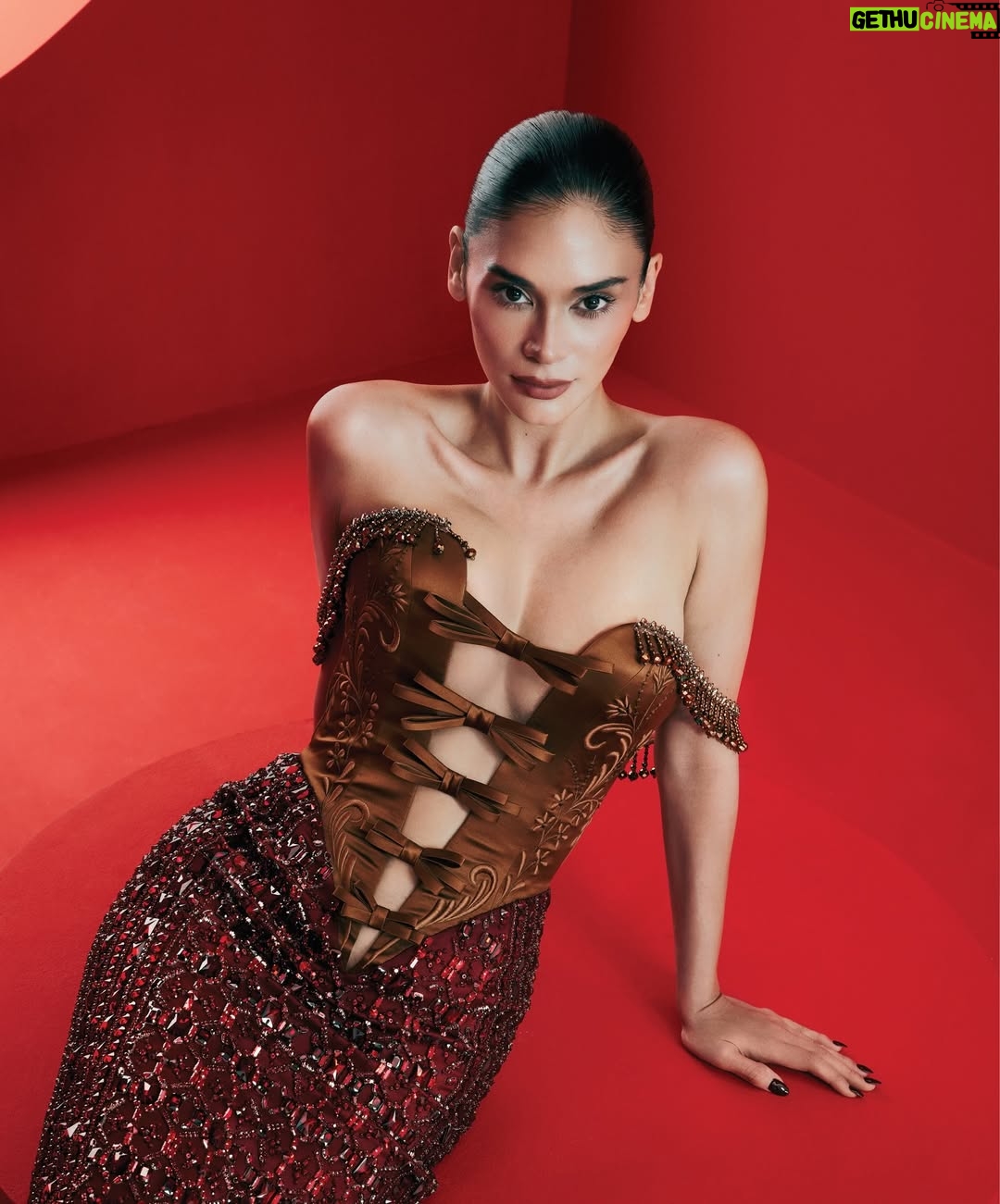 Pia Wurtzbach - 198.4K Likes - New Beginnings Issue - dvobroj
Harper’s BAZAAR Srbija za januar i februar 2026. od sutra u prodaji. @harpersbazaarserbia ❤️

U novom dvobroju, „novi počeci” dobili su vizuelni i
narativni oblik kroz tri različite naslovnice. Treću naslovnicu krasi model i glumica Pia Jauncey, glas nove generacije žena koje sa lakocom prepliću tradiciju i budućnost.

@piajauncey nosi haljinu i fascinator Stéphane Rolland Couture @stephanerolland_paris i nakit Bvlgari @bvlgari

Uz novi dvobroj, poklanjamo beauty proizvode
brendova @deborahmilanosrbija i @rimmelsrbija ✨

Saznajte vise na link in bio.

Glavni i odgovorni urednik: Petar Janosević
petarjanosevic

Tim:
Model: Pia Jauncey @piajauncey
Fotografije: Amer Mohamad @shootmeamer
Stajling: Sergi Padial @sergipadial
Šminka: Michel Kiwarkis @kiwarkis
Frizura: Emil Ushakov @emshik1
Rasveta: Yasir Ali Shah yasir_ali_shah
Asistent stiliste: Syma Ahmed

#piajauncey #stephanerolland #bvlgaripartner #harpersbazaar #harpersbazaarserbia
