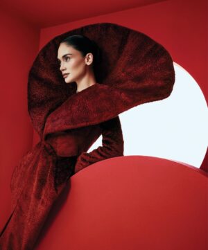 Pia Wurtzbach Instagram - New Beginnings Issue - dvobroj
Harper’s BAZAAR Srbija za januar i februar 2026. od sutra u prodaji. @harpersbazaarserbia ❤️

U novom dvobroju, „novi počeci” dobili su vizuelni i
narativni oblik kroz tri različite naslovnice. Treću naslovnicu krasi model i glumica Pia Jauncey, glas nove generacije žena koje sa lakocom prepliću tradiciju i budućnost.

@piajauncey nosi haljinu i fascinator Stéphane Rolland Couture @stephanerolland_paris i nakit Bvlgari @bvlgari

Uz novi dvobroj, poklanjamo beauty proizvode
brendova @deborahmilanosrbija i @rimmelsrbija ✨

Saznajte vise na link in bio.

Glavni i odgovorni urednik: Petar Janosević
petarjanosevic

Tim:
Model: Pia Jauncey @piajauncey
Fotografije: Amer Mohamad @shootmeamer
Stajling: Sergi Padial @sergipadial
Šminka: Michel Kiwarkis @kiwarkis
Frizura: Emil Ushakov @emshik1
Rasveta: Yasir Ali Shah yasir_ali_shah
Asistent stiliste: Syma Ahmed

#piajauncey #stephanerolland #bvlgaripartner #harpersbazaar #harpersbazaarserbia