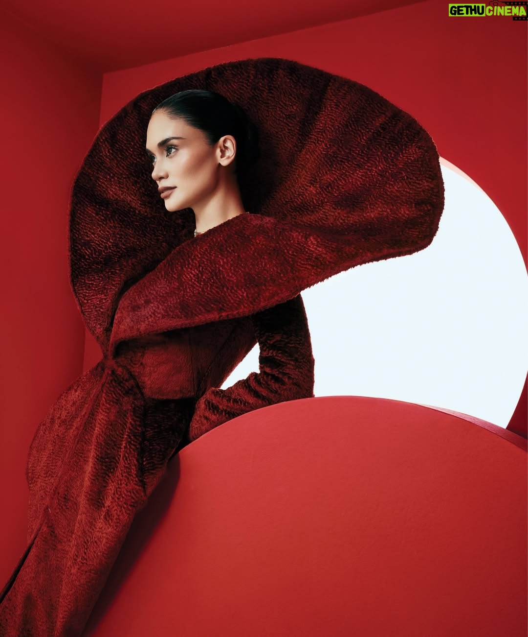 Pia Wurtzbach - 198.4K Likes - New Beginnings Issue - dvobroj
Harper’s BAZAAR Srbija za januar i februar 2026. od sutra u prodaji. @harpersbazaarserbia ❤️

U novom dvobroju, „novi počeci” dobili su vizuelni i
narativni oblik kroz tri različite naslovnice. Treću naslovnicu krasi model i glumica Pia Jauncey, glas nove generacije žena koje sa lakocom prepliću tradiciju i budućnost.

@piajauncey nosi haljinu i fascinator Stéphane Rolland Couture @stephanerolland_paris i nakit Bvlgari @bvlgari

Uz novi dvobroj, poklanjamo beauty proizvode
brendova @deborahmilanosrbija i @rimmelsrbija ✨

Saznajte vise na link in bio.

Glavni i odgovorni urednik: Petar Janosević
petarjanosevic

Tim:
Model: Pia Jauncey @piajauncey
Fotografije: Amer Mohamad @shootmeamer
Stajling: Sergi Padial @sergipadial
Šminka: Michel Kiwarkis @kiwarkis
Frizura: Emil Ushakov @emshik1
Rasveta: Yasir Ali Shah yasir_ali_shah
Asistent stiliste: Syma Ahmed

#piajauncey #stephanerolland #bvlgaripartner #harpersbazaar #harpersbazaarserbia