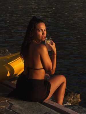 Pinelopi Plaka Instagram - Εντάξει τελευταία φορά.Εχω πολλές ακόμα, αλλά δε θα τις ανεβάσω. Το καλοκαίρι πάντα είναι το αγαπημένο μου και πάντα ατελείωτο. Κλείνω με το νησί που δεν χρειάζεται όνομα. Πότε κατεβαίνεις στο νησί είναι αρκετό.Τίποτα δε θα ξεχάσω. Στο 5 στάσου αν θες, ήταν η στιγμή που νόμιζα ότι δε θα ξαναδώ τον Άργο.Δεν θα περιγράψω συναισθήματα, θα πω μόνο πως η αγάπη για όλα είναι ικανή. Γεια σου καλοκαιρι μου 🍒
____________________________________________________
#mysummer #summeringreece #memories #tillnexttime
