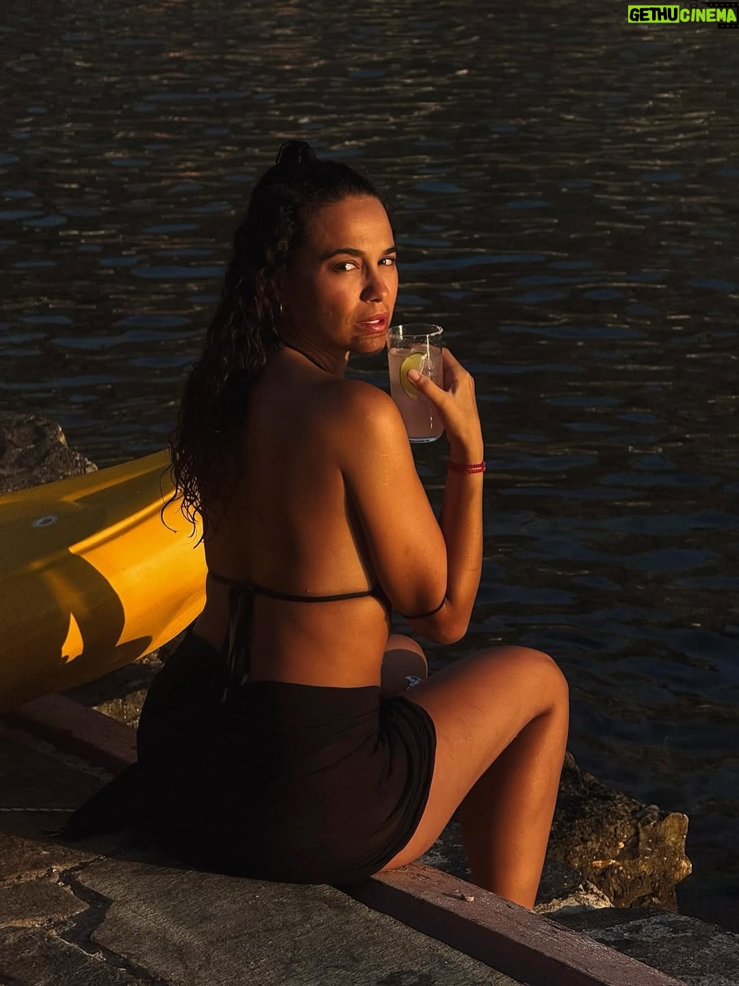 Pinelopi Plaka - 6.9K Likes - Εντάξει τελευταία φορά.Εχω πολλές ακόμα, αλλά δε θα τις ανεβάσω. Το καλοκαίρι πάντα είναι το αγαπημένο μου και πάντα ατελείωτο. Κλείνω με το νησί που δεν χρειάζεται όνομα. Πότε κατεβαίνεις στο νησί είναι αρκετό.Τίποτα δε θα ξεχάσω. Στο 5 στάσου αν θες, ήταν η στιγμή που νόμιζα ότι δε θα ξαναδώ τον Άργο.Δεν θα περιγράψω συναισθήματα, θα πω μόνο πως η αγάπη για όλα είναι ικανή. Γεια σου καλοκαιρι μου 🍒 
____________________________________________________

#mysummer #summeringreece #memories #tillnexttime