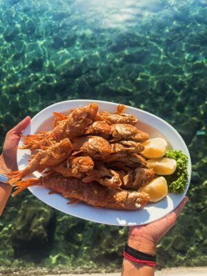 Pinelopi Plaka Instagram - Εντάξει τελευταία φορά.Εχω πολλές ακόμα, αλλά δε θα τις ανεβάσω. Το καλοκαίρι πάντα είναι το αγαπημένο μου και πάντα ατελείωτο. Κλείνω με το νησί που δεν χρειάζεται όνομα. Πότε κατεβαίνεις στο νησί είναι αρκετό.Τίποτα δε θα ξεχάσω. Στο 5 στάσου αν θες, ήταν η στιγμή που νόμιζα ότι δε θα ξαναδώ τον Άργο.Δεν θα περιγράψω συναισθήματα, θα πω μόνο πως η αγάπη για όλα είναι ικανή. Γεια σου καλοκαιρι μου 🍒
____________________________________________________
#mysummer #summeringreece #memories #tillnexttime
