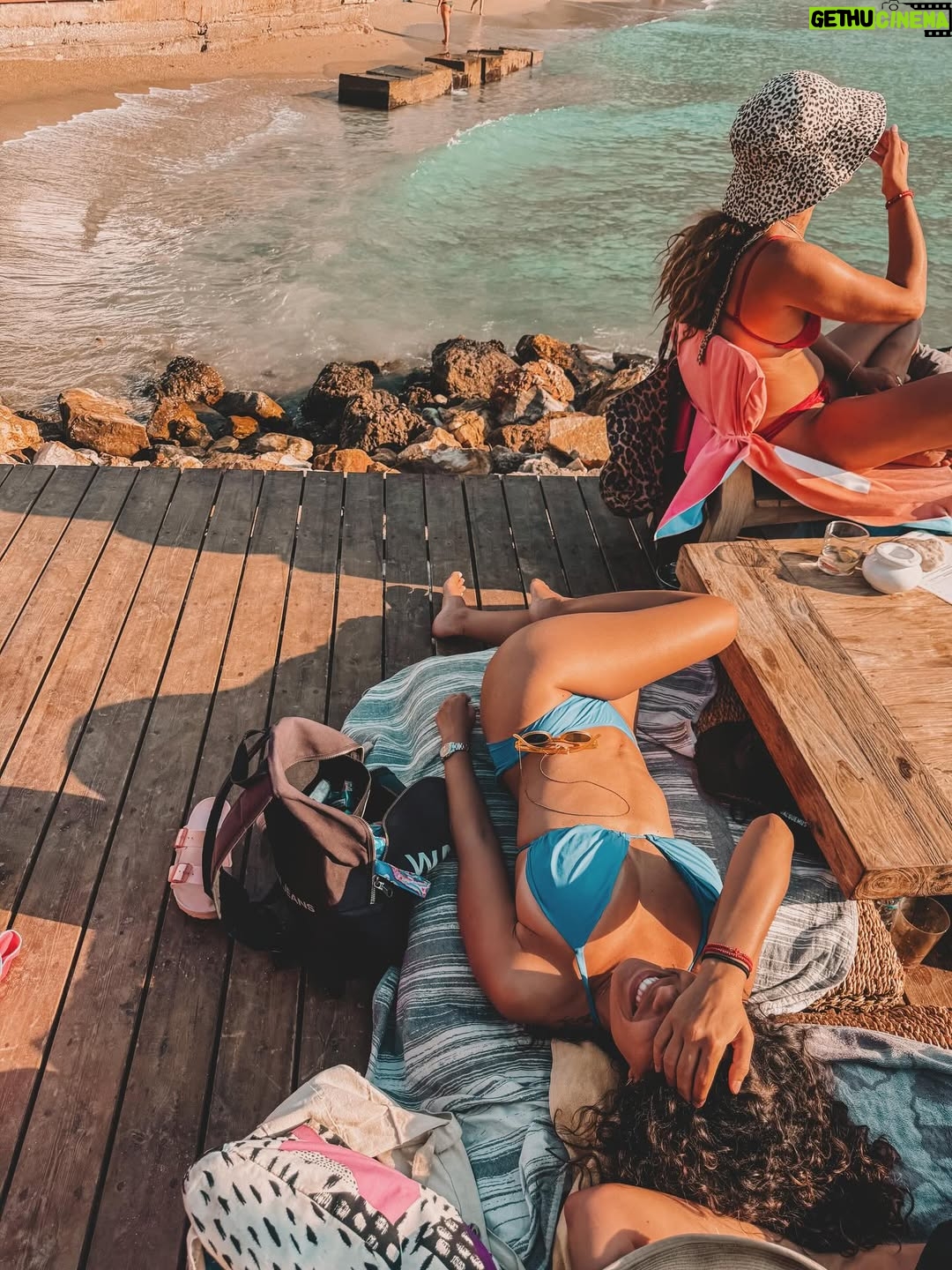 Pinelopi Plaka - 6.9K Likes - Εντάξει τελευταία φορά.Εχω πολλές ακόμα, αλλά δε θα τις ανεβάσω. Το καλοκαίρι πάντα είναι το αγαπημένο μου και πάντα ατελείωτο. Κλείνω με το νησί που δεν χρειάζεται όνομα. Πότε κατεβαίνεις στο νησί είναι αρκετό.Τίποτα δε θα ξεχάσω. Στο 5 στάσου αν θες, ήταν η στιγμή που νόμιζα ότι δε θα ξαναδώ τον Άργο.Δεν θα περιγράψω συναισθήματα, θα πω μόνο πως η αγάπη για όλα είναι ικανή. Γεια σου καλοκαιρι μου 🍒 
____________________________________________________

#mysummer #summeringreece #memories #tillnexttime