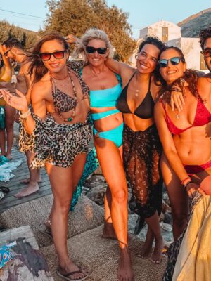 Pinelopi Plaka Instagram - Εντάξει τελευταία φορά.Εχω πολλές ακόμα, αλλά δε θα τις ανεβάσω. Το καλοκαίρι πάντα είναι το αγαπημένο μου και πάντα ατελείωτο. Κλείνω με το νησί που δεν χρειάζεται όνομα. Πότε κατεβαίνεις στο νησί είναι αρκετό.Τίποτα δε θα ξεχάσω. Στο 5 στάσου αν θες, ήταν η στιγμή που νόμιζα ότι δε θα ξαναδώ τον Άργο.Δεν θα περιγράψω συναισθήματα, θα πω μόνο πως η αγάπη για όλα είναι ικανή. Γεια σου καλοκαιρι μου 🍒
____________________________________________________
#mysummer #summeringreece #memories #tillnexttime