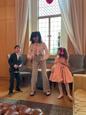 Piper Rubio Instagram - Grab your loved ones and dance your way to the theatre to experience ✨The Life Of Chuck✨ 

In select theatres tomorrow and everywhere 6/13

Thank you so much @flanaganfilm for having me at the premiere!! This film is a true gift to the world🌎