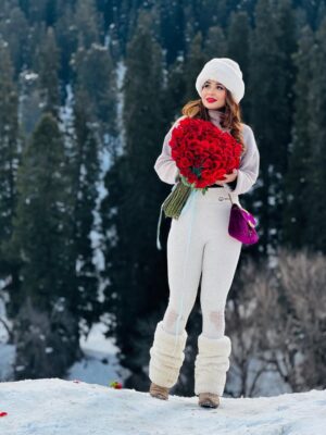 Piya Arora Instagram - Chalo tumhe jaannt ke sair karwayein ...🤗😍 #birthdaytrip 🎂🏔️❄️💐🎈🎊
#kashmir #sonmarg #birthdaygirl #heaven