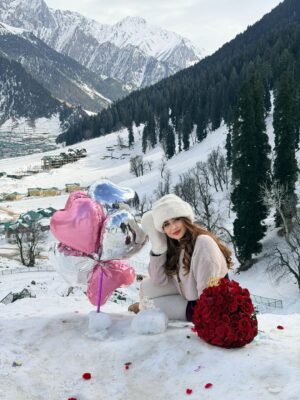 Piya Arora Instagram - Chalo tumhe jaannt ke sair karwayein ...🤗😍 #birthdaytrip 🎂🏔️❄️💐🎈🎊
#kashmir #sonmarg #birthdaygirl #heaven