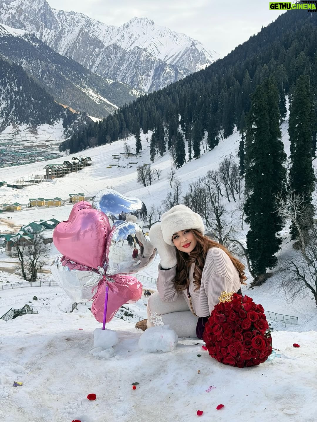 Piya Arora - 5K Likes - Chalo tumhe jaannt ke sair karwayein ...🤗😍 #birthdaytrip 🎂🏔️❄️💐🎈🎊

#kashmir #sonmarg #birthdaygirl #heaven