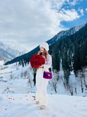 Piya Arora Instagram - Chalo tumhe jaannt ke sair karwayein ...🤗😍 #birthdaytrip 🎂🏔️❄️💐🎈🎊
#kashmir #sonmarg #birthdaygirl #heaven