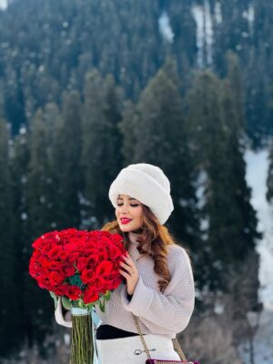 Piya Arora Instagram - Chalo tumhe jaannt ke sair karwayein ...🤗😍 #birthdaytrip 🎂🏔️❄️💐🎈🎊
#kashmir #sonmarg #birthdaygirl #heaven