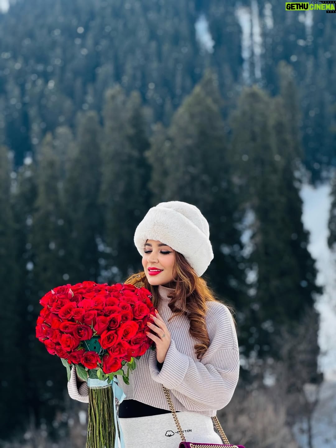 Piya Arora - 5K Likes - Chalo tumhe jaannt ke sair karwayein ...🤗😍 #birthdaytrip 🎂🏔️❄️💐🎈🎊

#kashmir #sonmarg #birthdaygirl #heaven