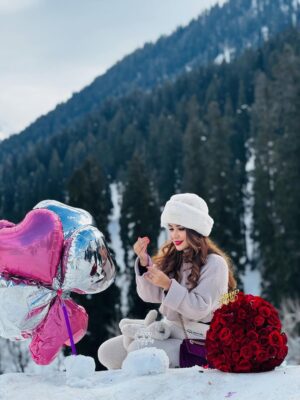 Piya Arora Instagram - Chalo tumhe jaannt ke sair karwayein ...🤗😍 #birthdaytrip 🎂🏔️❄️💐🎈🎊
#kashmir #sonmarg #birthdaygirl #heaven