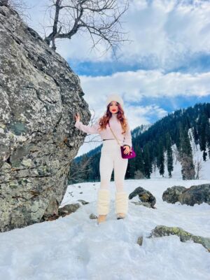 Piya Arora Instagram - Chalo tumhe jaannt ke sair karwayein ...🤗😍 #birthdaytrip 🎂🏔️❄️💐🎈🎊
#kashmir #sonmarg #birthdaygirl #heaven