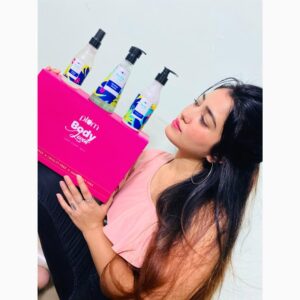Piya Mangat Choudhary Instagram - Beach at home? YAS! ����
Plum BodyLovin’s Hawaiian Rumba range of 100% vegan & cruelty-free products makes up for all the beach vacays we’ve missed in 2020 because this super fun tropical fragrance makes you feel like you’re sippin’ a pina colada at the beach. :)
These are the 3 products they have in this FAB fragrance:
Plum BodyLovin’ Hawaiian Rumba
Shower Gel - A super hydrating
sulphate-free shower gel! Plum
BodyLovin’ Hawaiian Rumba Colada (Gel Body Lotion) - A non-greasy & silicone-free hydratin’ gel lotion Plum BodyLovin’ Hawaiian Rumba Body Mist - An aloe-infused beachy mist with a fragrance that stays for 2-3 hours
If you’re a lover of tropical and beachy fragrances, this one is a must-have!
Shop your picks of this Indian brand at www.plumgoodness.com, Nykaa, Amazon or Purplle!
Click on the link to order:- https://bit.ly/3bI0fKo
@plumgoodness
@opareviews
#aplumpartnership🦋
#VocalForLocal #PlumBodyLovin #JudgementFree #LoveEveryInch #ShowerGel #BodyLotion #BodyMist #BodyPositivity #Bath&Body #BodyCare #PlumGoodness #opareviews #opagirl