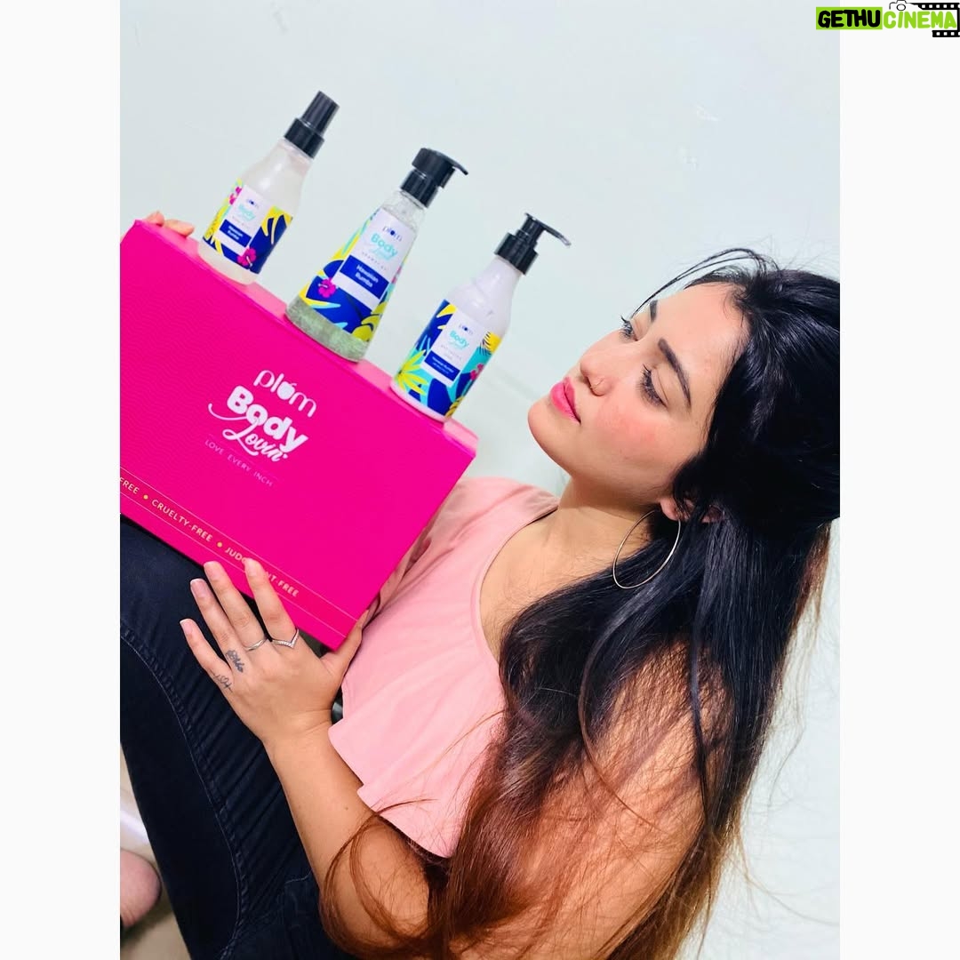 Piya Mangat Choudhary - 4.4K Likes - Beach at home? YAS! ����

Plum BodyLovin’s Hawaiian Rumba range of 100% vegan & cruelty-free products makes up for all the  beach vacays we’ve missed in 2020 because this super fun tropical fragrance makes you feel like you’re  sippin’ a pina colada at the beach. :) 

These are the 3 products they have in this FAB fragrance: 

Plum BodyLovin’ Hawaiian Rumba 

Shower Gel - A super hydrating 

sulphate-free shower gel! Plum 

BodyLovin’ Hawaiian Rumba Colada (Gel Body Lotion) - A non-greasy & silicone-free hydratin’ gel  lotion Plum BodyLovin’ Hawaiian Rumba Body Mist - An aloe-infused beachy mist with a fragrance that stays  for 2-3 hours 
If you’re a lover of tropical and beachy fragrances, this one is a must-have! 
Shop your picks of this Indian brand at www.plumgoodness.com, Nykaa, Amazon or Purplle! 

Click on the link to order:- https://bit.ly/3bI0fKo

@plumgoodness 
@opareviews 

#aplumpartnership🦋 
#VocalForLocal #PlumBodyLovin #JudgementFree #LoveEveryInch #ShowerGel #BodyLotion  #BodyMist #BodyPositivity #Bath&Body #BodyCare #PlumGoodness #opareviews #opagirl