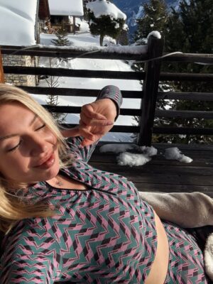 Polina Goudieva Instagram - Chalet life ⛄️ 
fondue🍷 - steam♨️ - walk/ski - read/play🎸 - repeat
Merci à mes hôtes formidables 🤍