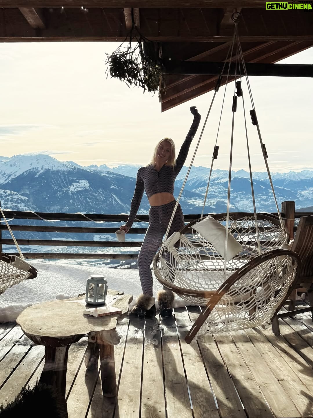 Polina Goudieva - 155 Likes - Chalet life ⛄️ 
fondue🍷 - steam♨️ - walk/ski - read/play🎸 - repeat
Merci à mes hôtes formidables 🤍