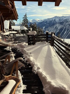 Polina Goudieva Instagram - Chalet life ⛄️ 
fondue🍷 - steam♨️ - walk/ski - read/play🎸 - repeat
Merci à mes hôtes formidables 🤍