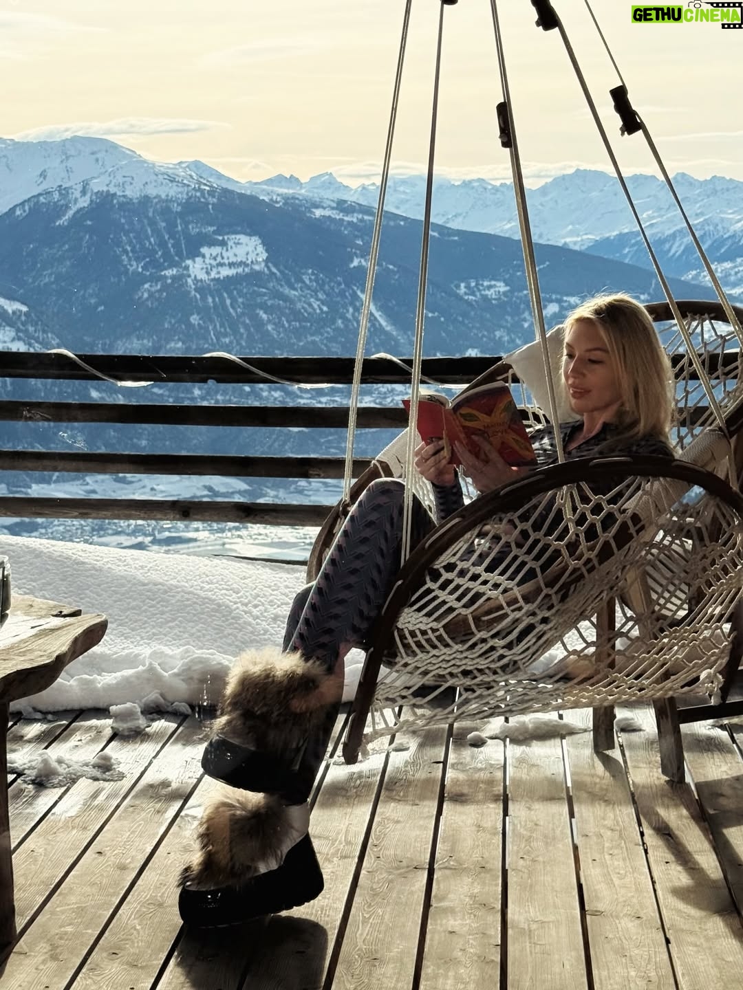 Polina Goudieva - 155 Likes - Chalet life ⛄️ 
fondue🍷 - steam♨️ - walk/ski - read/play🎸 - repeat
Merci à mes hôtes formidables 🤍